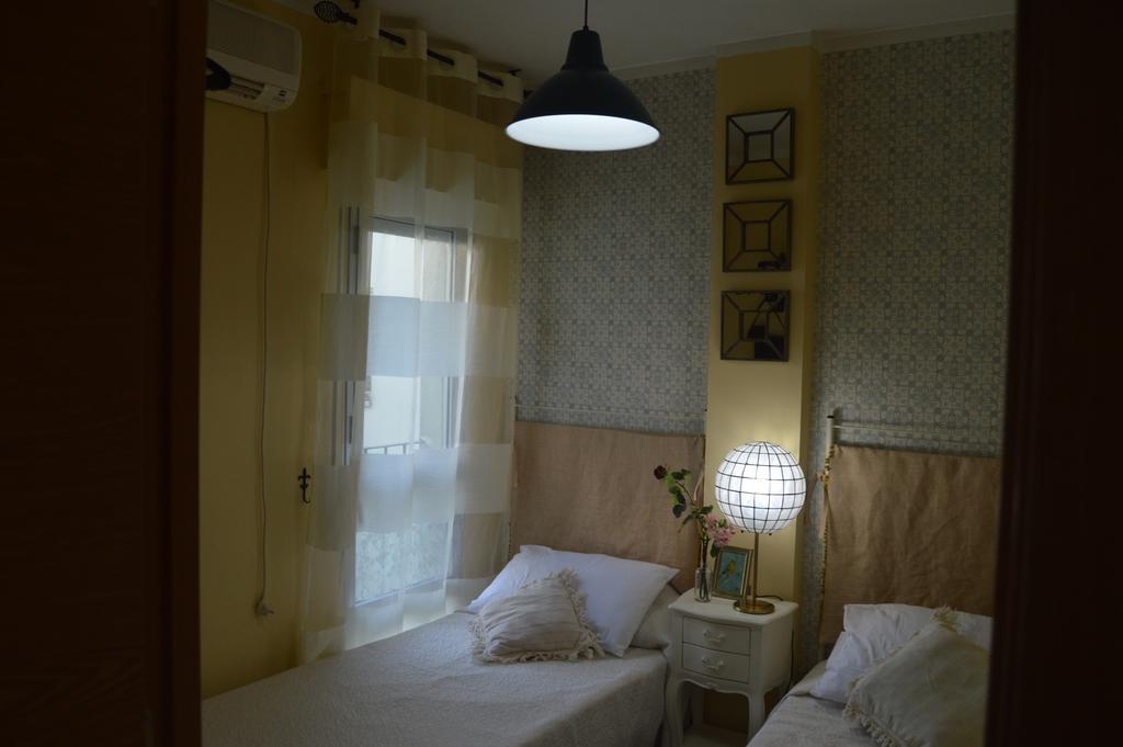 Romantic Apartment With Free Parking Севілья Екстер'єр фото